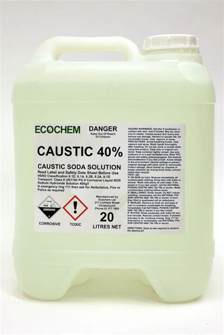 Caustic cleaning solution