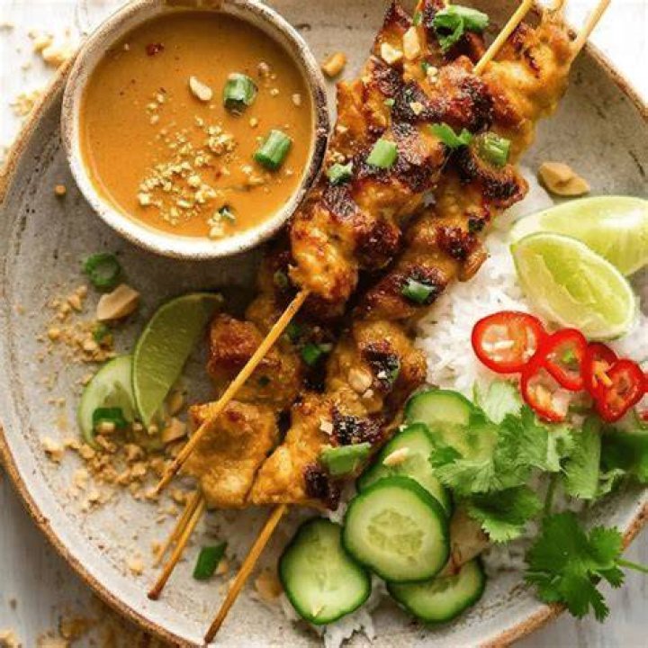 Cuisine that includes chicken satay