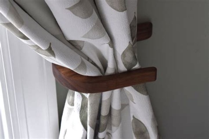 Curtain holder