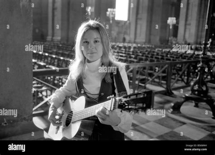 Folk singer Suzanne