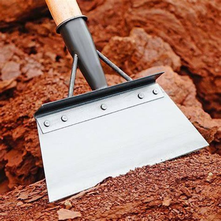 Garden tool with a flat blade