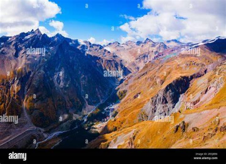 ___ Mountains mountain range through Russia