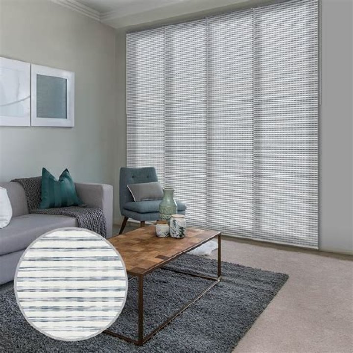 Movable piece in vertical window blinds