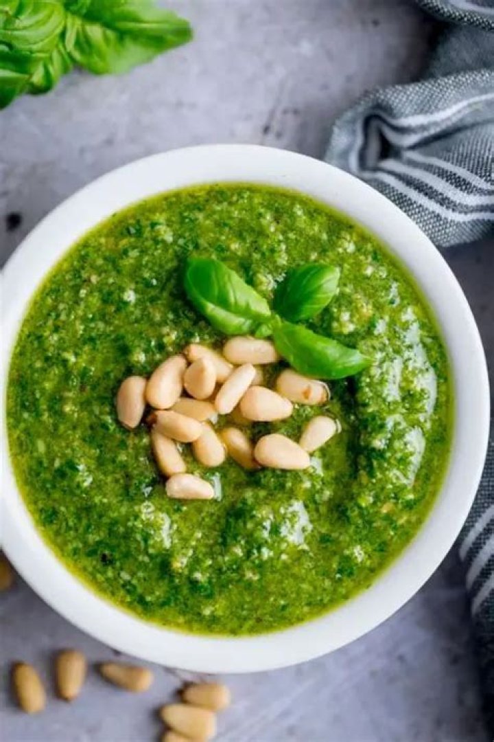 Sauce with basil and pine nuts