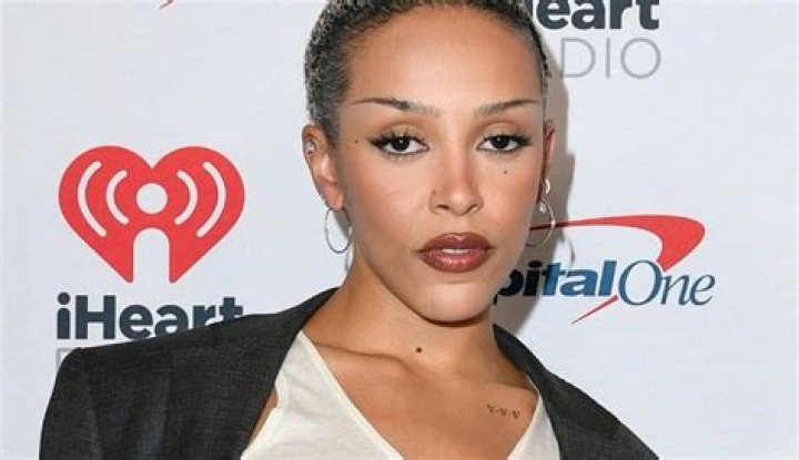Singer who performs with her face concealed
