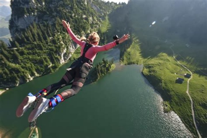 Starts a bungee jump