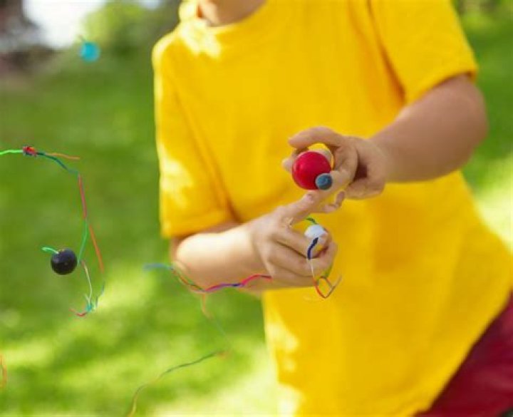 Stringed toy: Hyph.