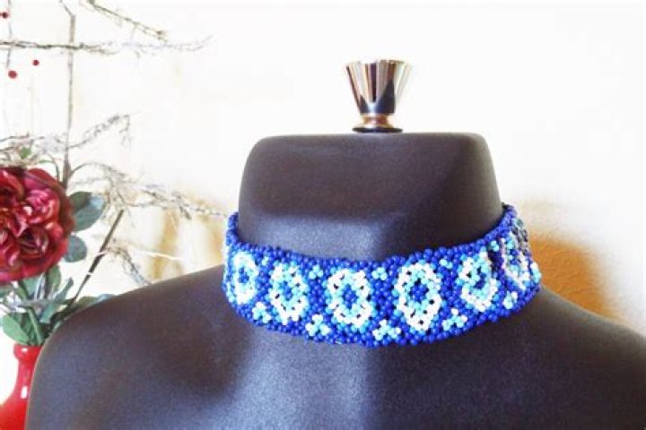 Tight-fitting necklace
